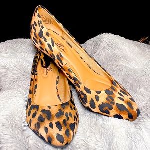 Comfort brand Abella Leopard Print Pumps size 6.5